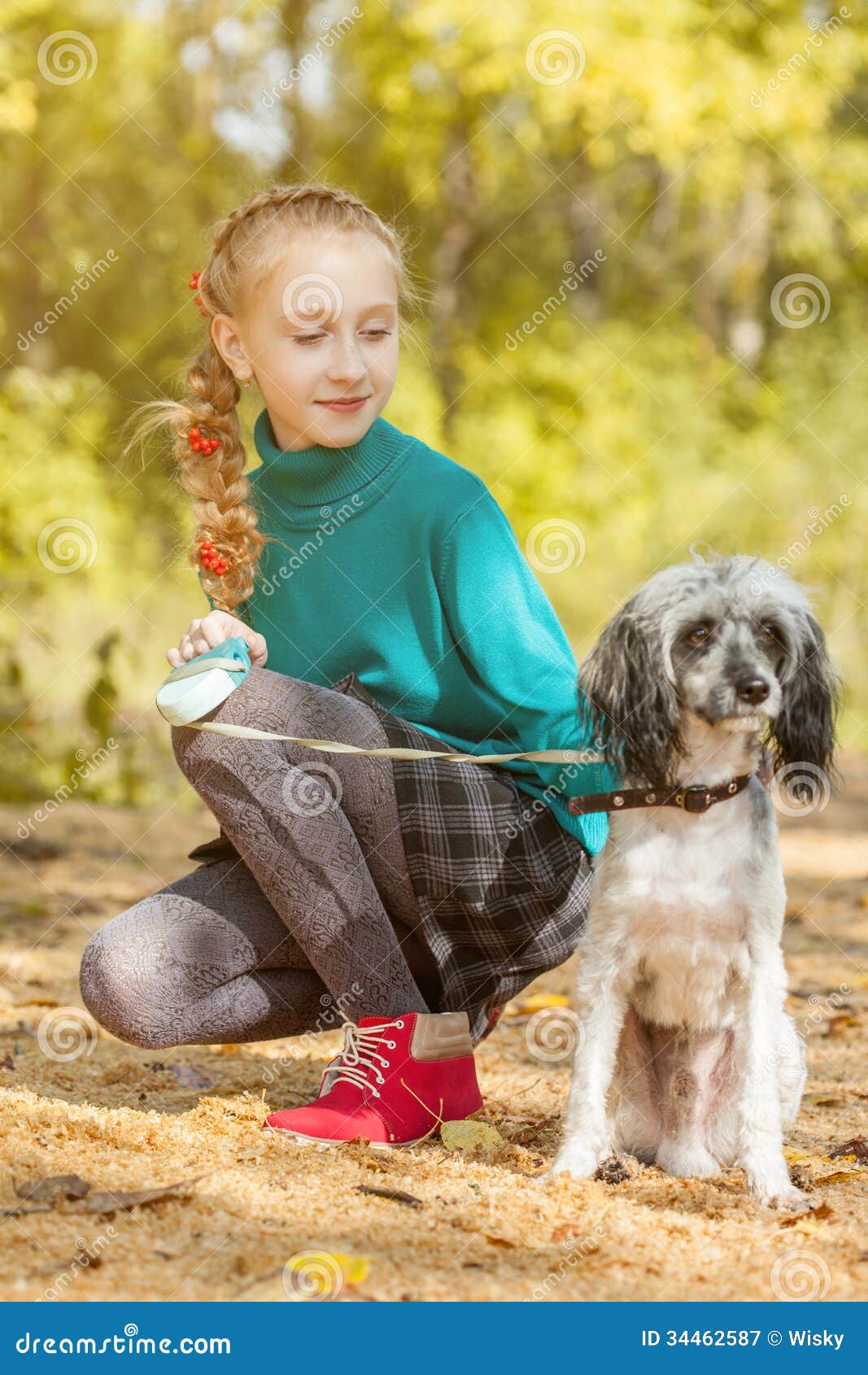 Mooi meisje die met hond in de herfstpark lopen. Beeld van het mooie meisje lopen met hond in de herfstpark