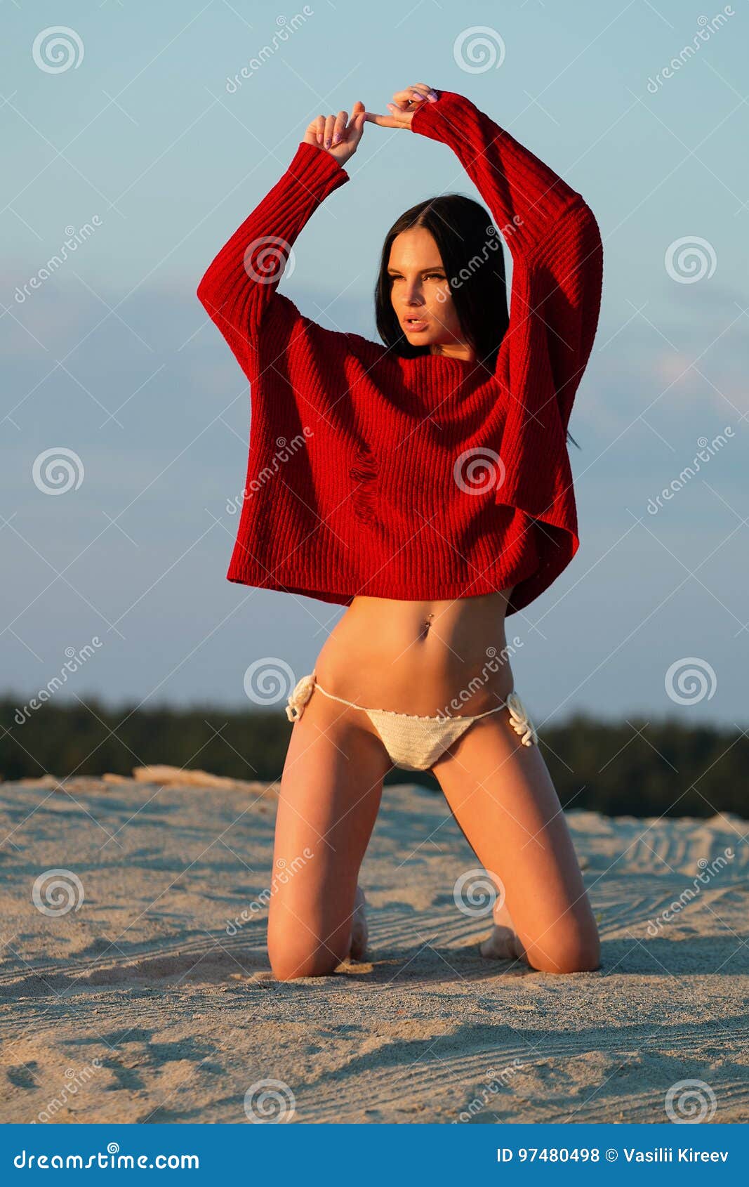 Mooi Meisje In Een Bikini Op Het Strand Stock Foto Image Of Sensueel Aantrekkelijk 97480498