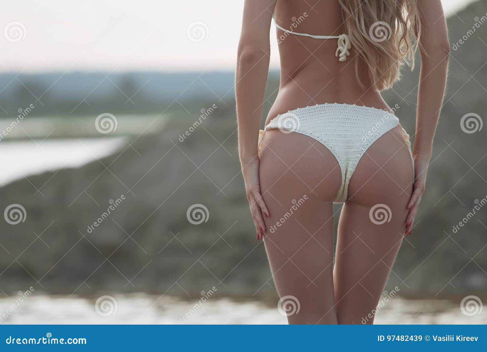 Mooi Meisje In Een Bikini Op Het Strand Stock Afbeelding Image Of