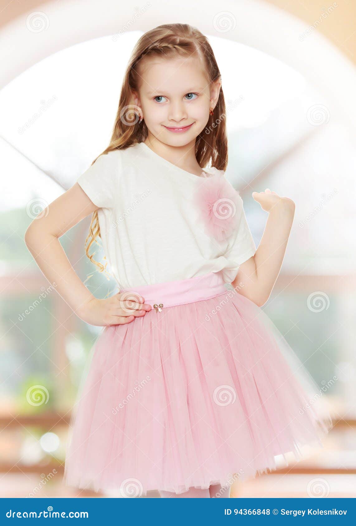 marionet partitie Tijdreeksen Mooi meisje 5-6 jaar stock foto. Image of gelukkig, achtergrond - 94366848