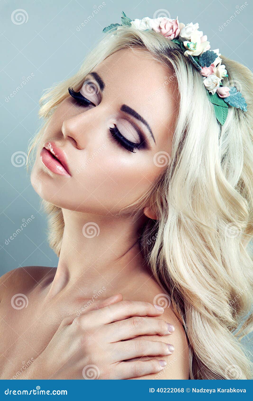 Mooi Meisje Met Een Kroon Van Bloemen Stock Foto Image of aantrekkingskracht aantrekkelijk 