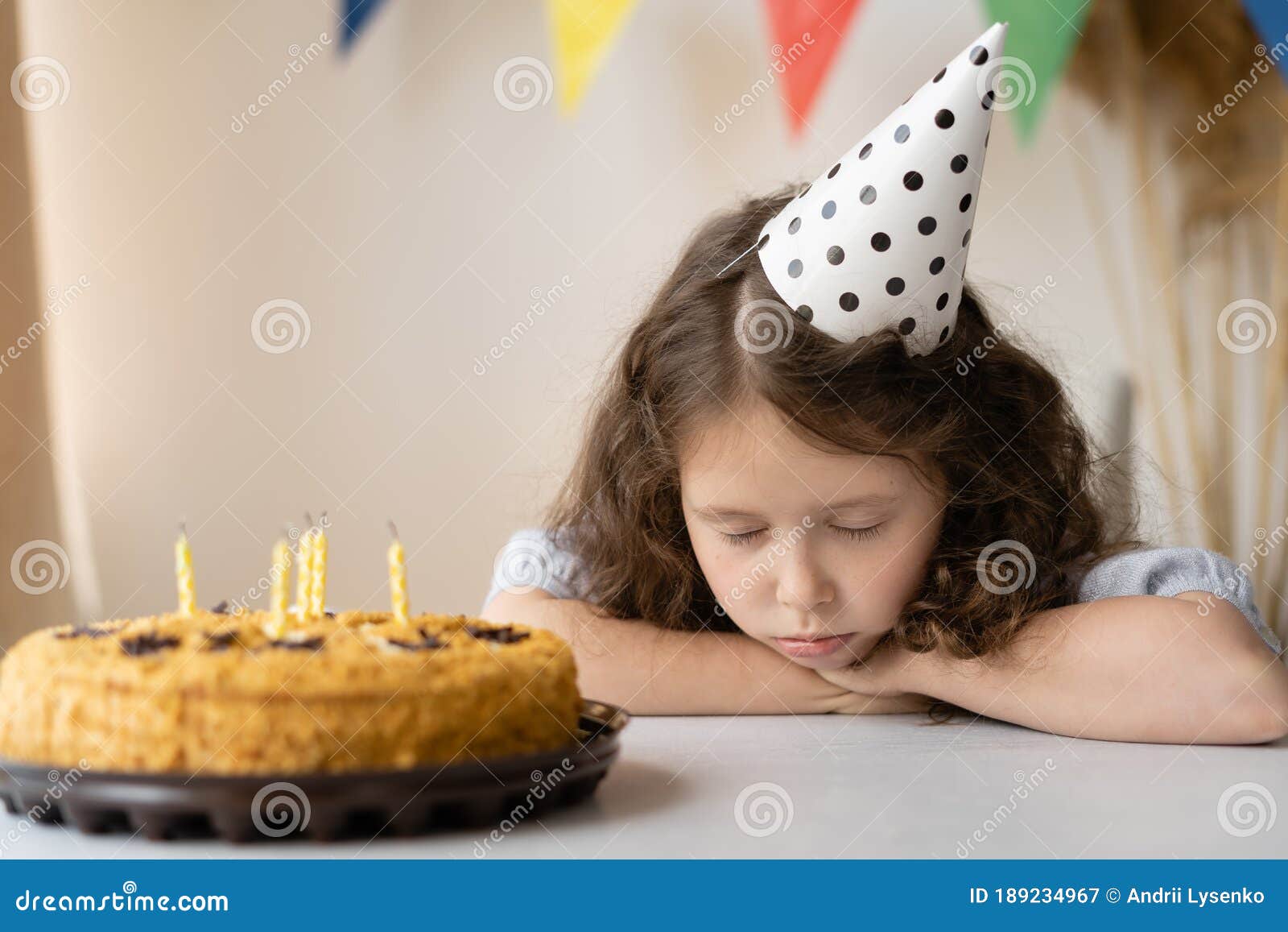 Mooi 7 Jaar Oud Donker Krullend Haar Viert Haar Verjaardag. Ze Heeft Geen Stemming. De Handen Zijn Op De Grond Stock - Image of koffie, verjaardag: 189234967