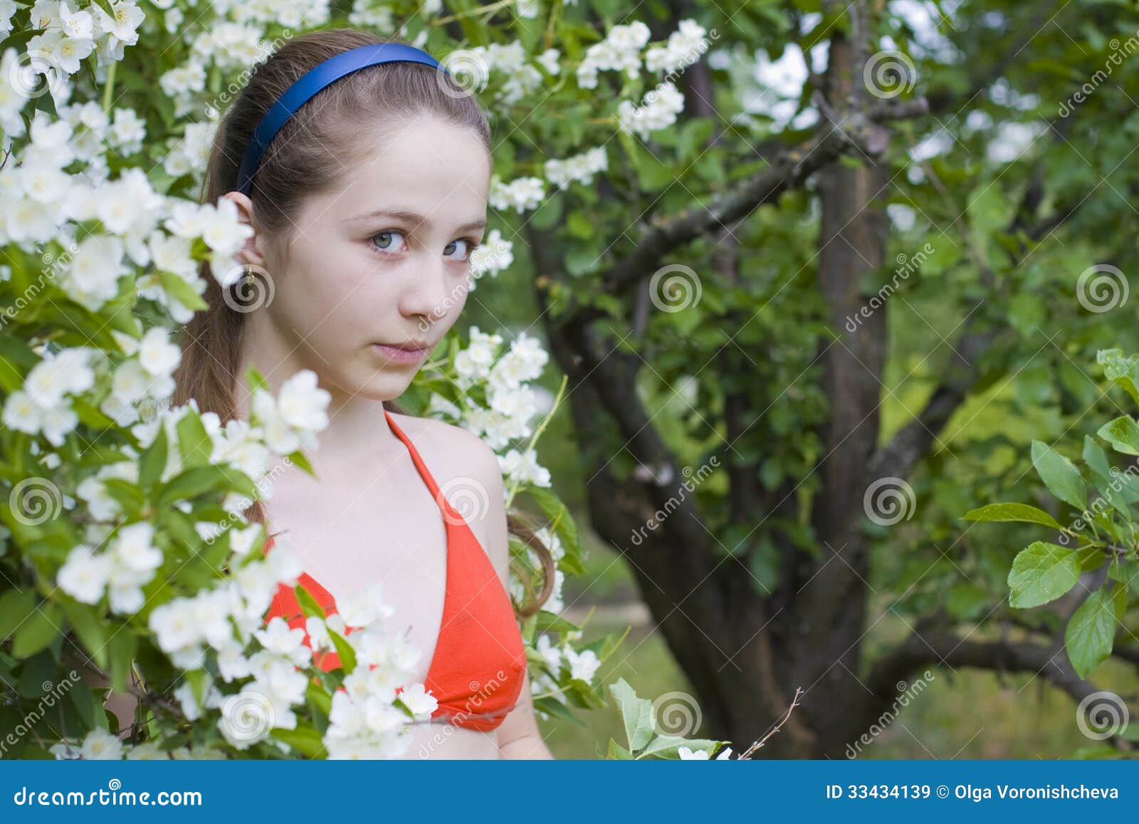 Portret van mooi meisje onder bloemen