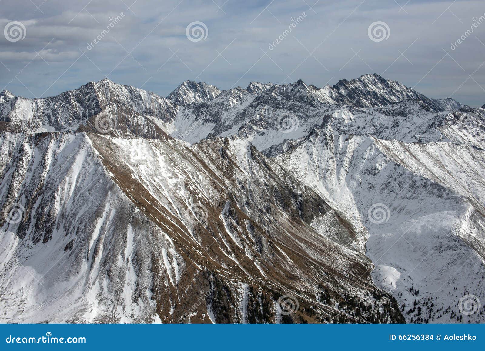 Mooi panorama van bergen in Rusland