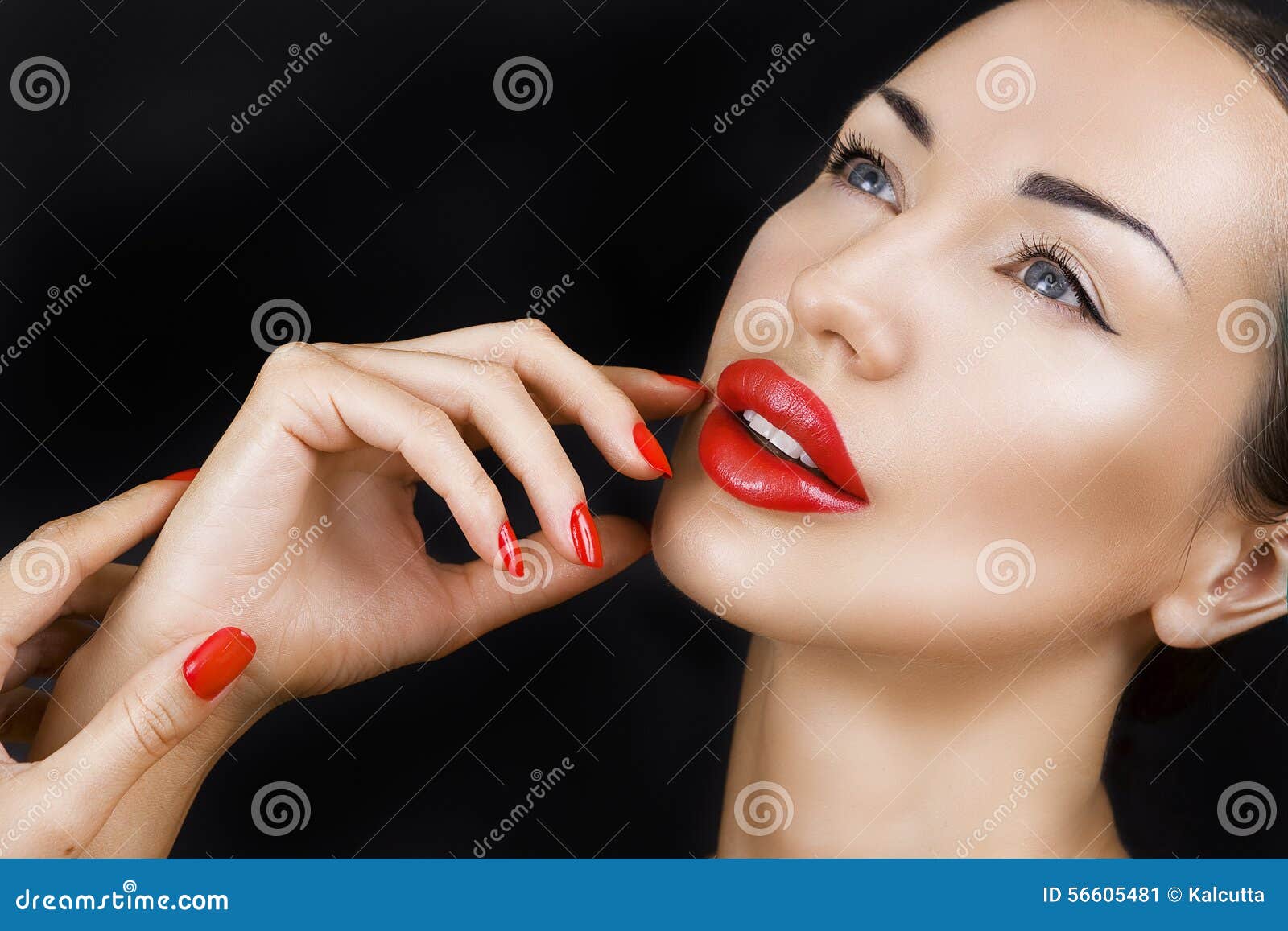 Mooi Sexy Jong Meisje Met Rode Lippen Heldere Samenstelling Op Dark Stock Afbeelding Image Of