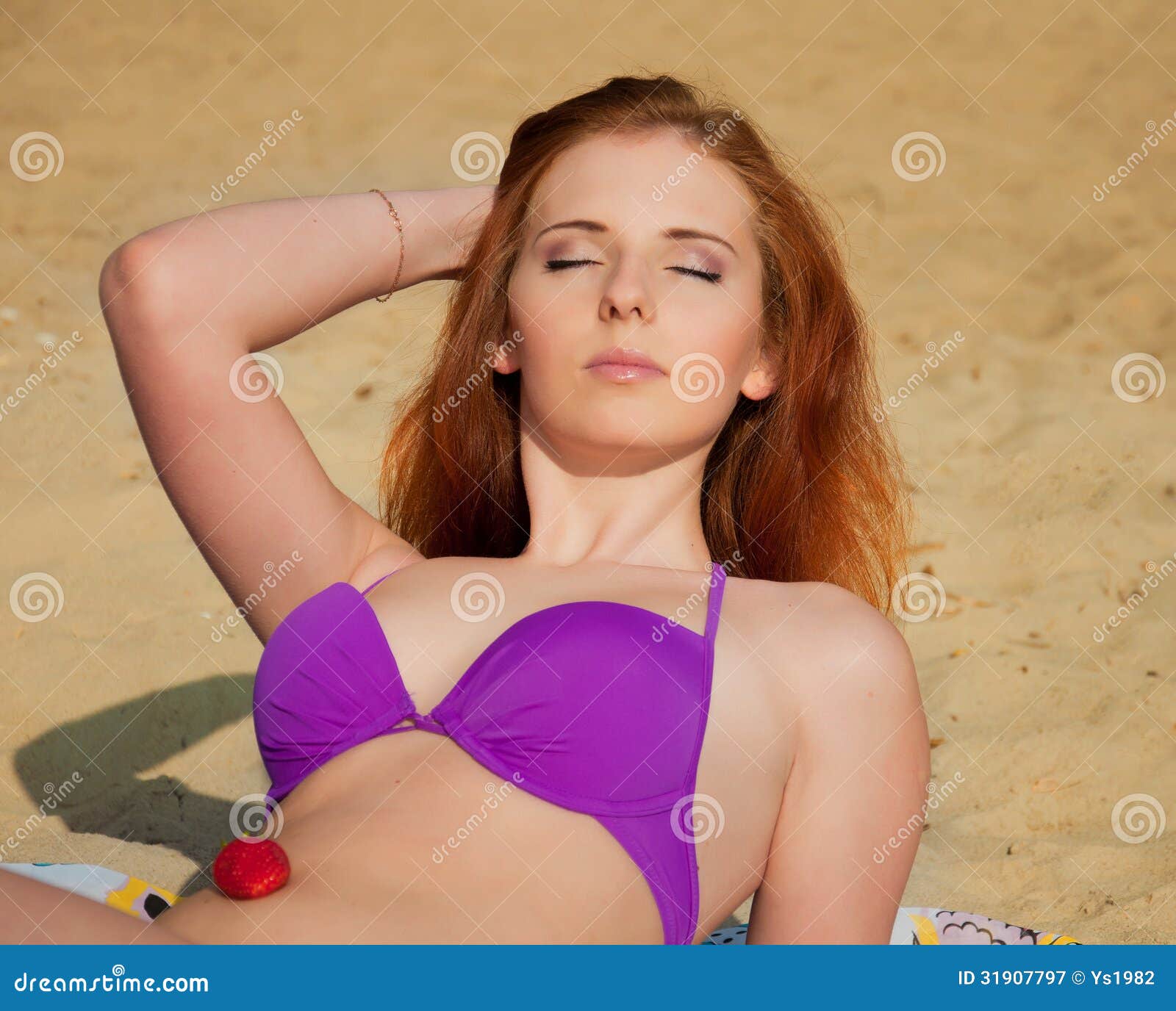 Mooi Sexy Meisje Met Het Rode Haar En Bikini Stellen Op Een Strand Hot Sex Picture