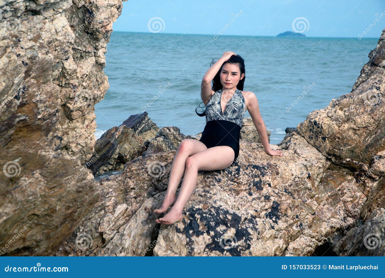 Mooie Aziatische Vrouw In Een Zwempak Dat Op Het Strand