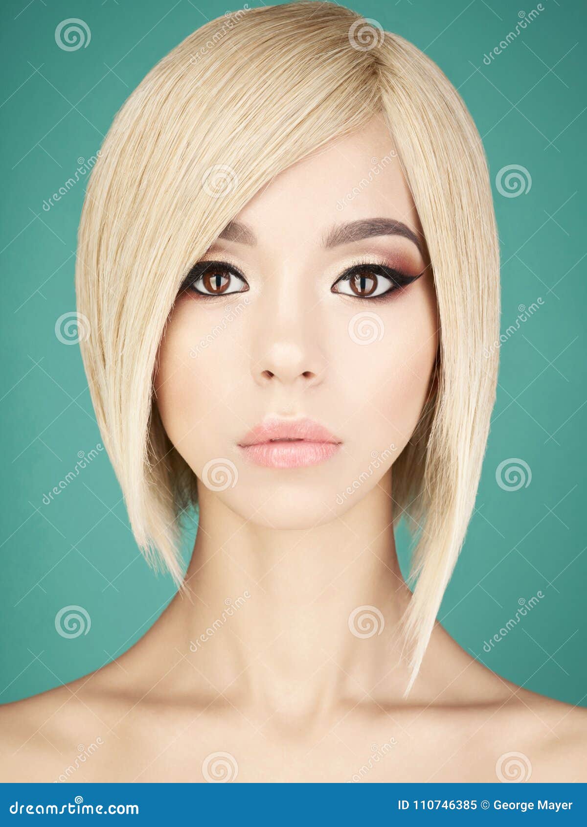 Benadrukken ontwerp tegel Mooie Aziatische Vrouw Met Blonde Kort Haar Stock Afbeelding - Image of  lippen, japans: 110746385