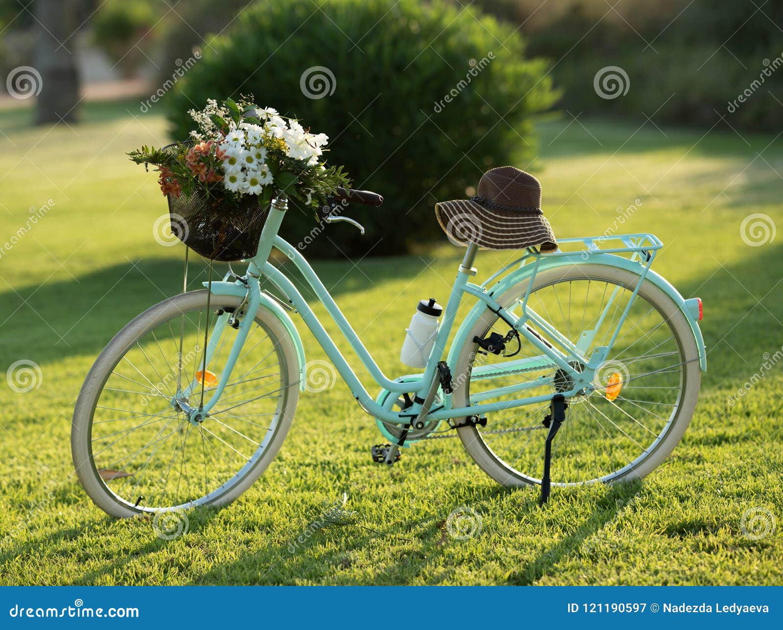 herinneringen Onafhankelijk Terminal Mooie Blauwe Fiets Met Een Mand Van Bloemen Stock Afbeelding - Image of  onderbreking, hipster: 121190597