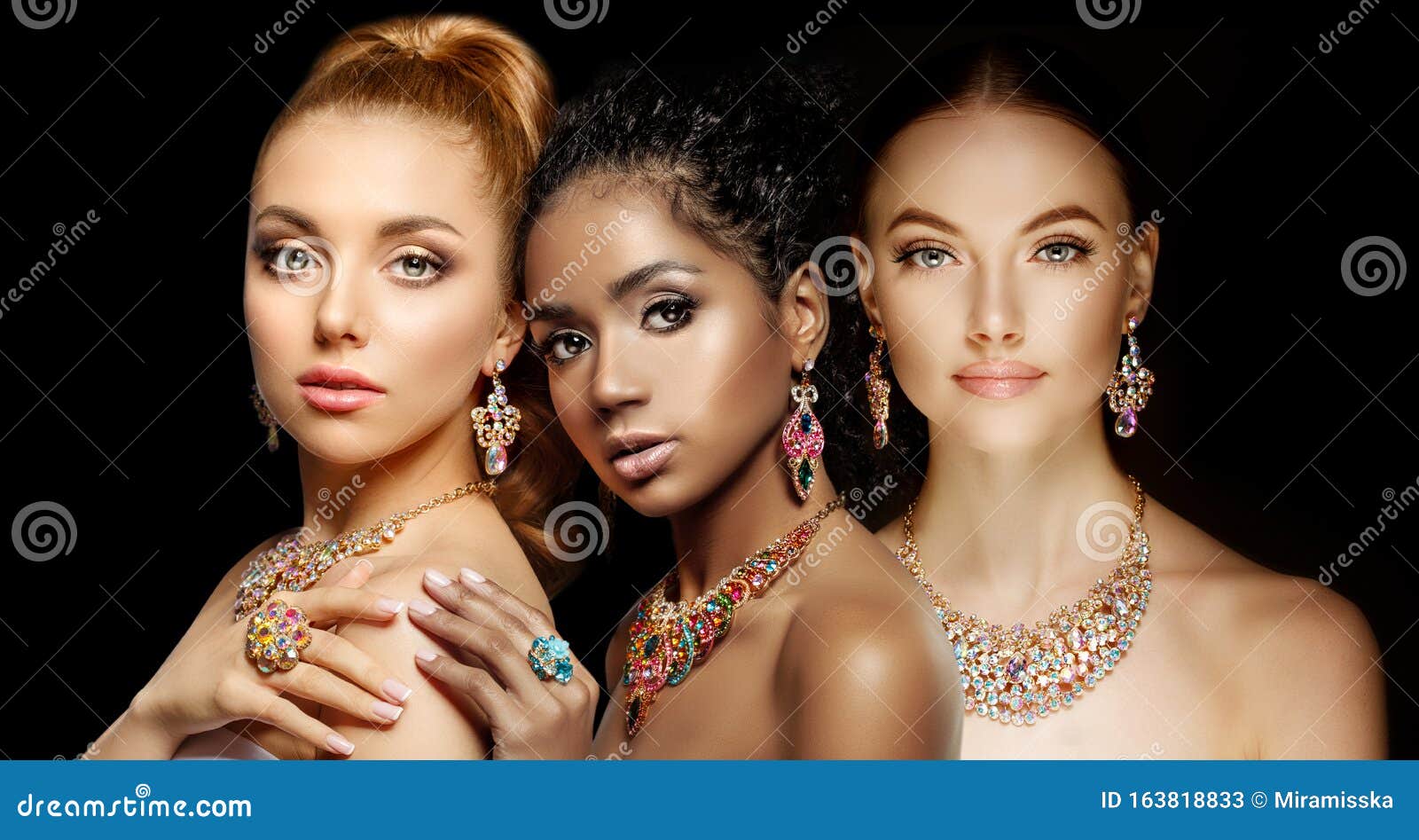 Oproepen zweer Bevoorrecht Mooie Drie Modellen Meisjes Met Een Serie Juwelen Luxe Meisjes in Sieraden:  Eearringen, Necklace, En Ring Vrouwen in Juwelen Stock Afbeelding - Image  of achtergrond, juwelier: 163818833