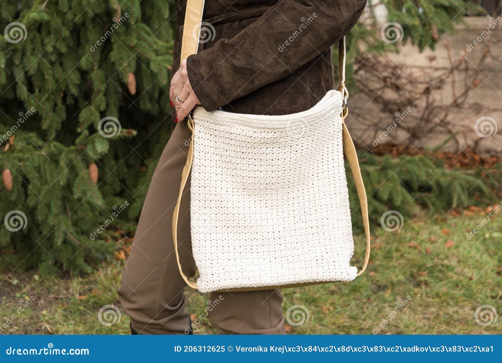 Mooie Gehaakte Witte Handtas in De Herfst Stock Afbeelding - Image of  najaar, kleding: 206312625