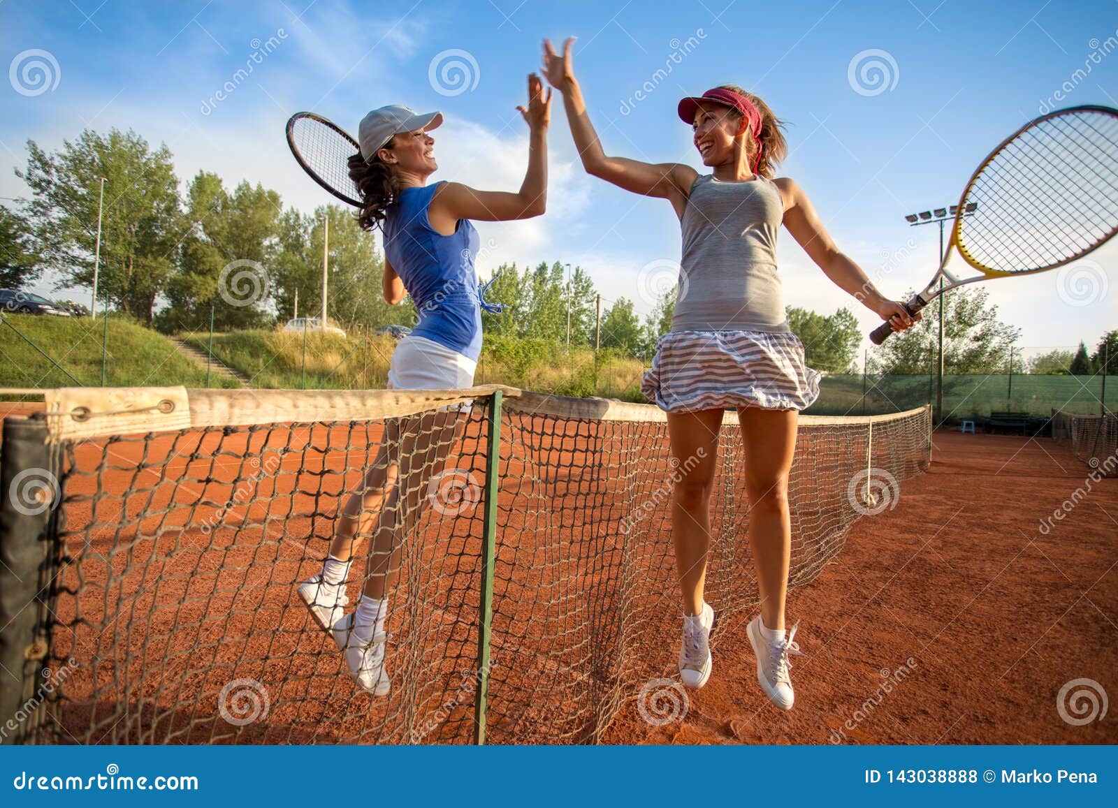 Mooie Gelukkige Meisjes Die Na Het Spelen Van Tennishoogte Vijf ...