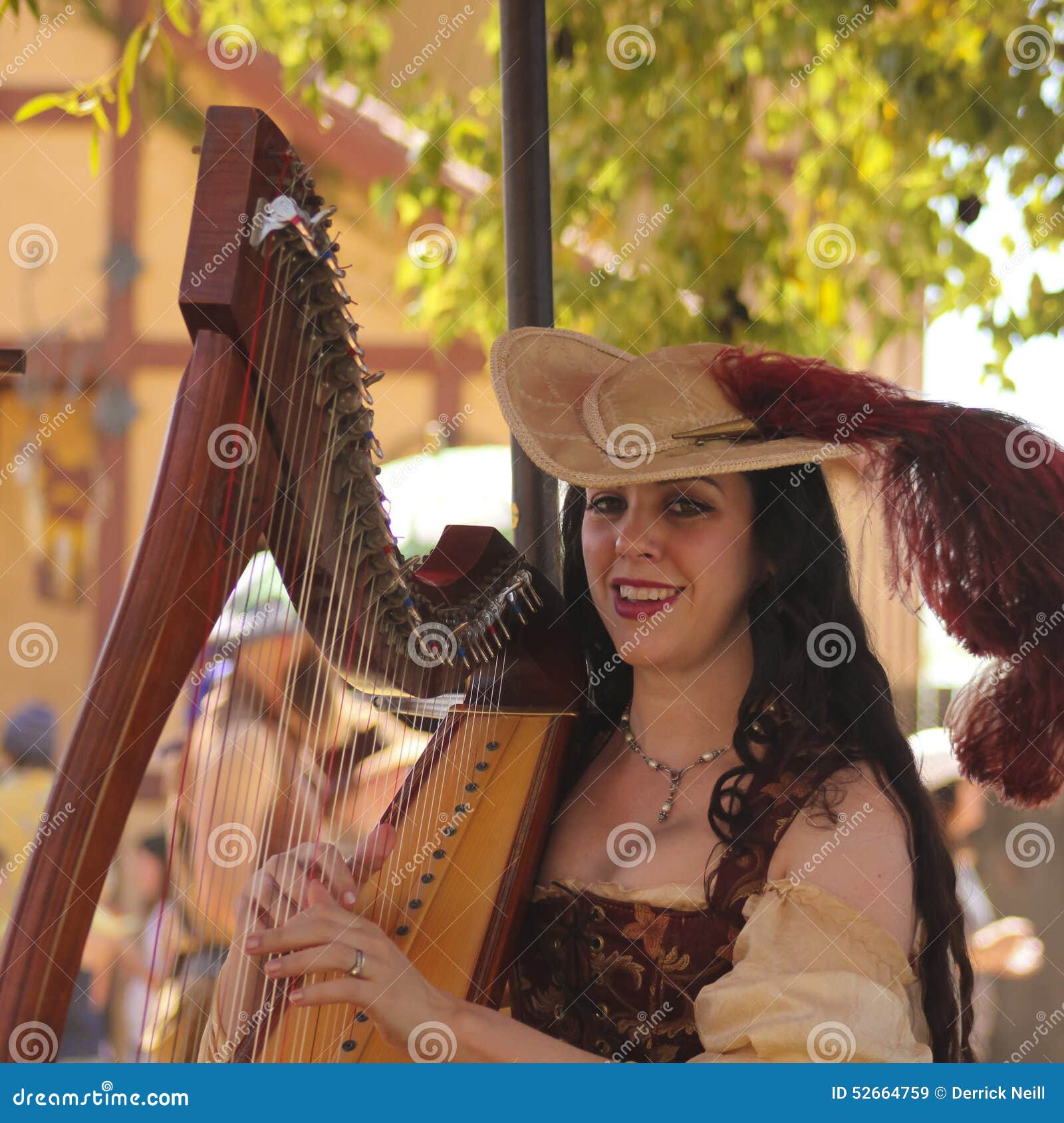Mooie Harpist Bij Het De Renaissancefestival Van Arizona Redactionele