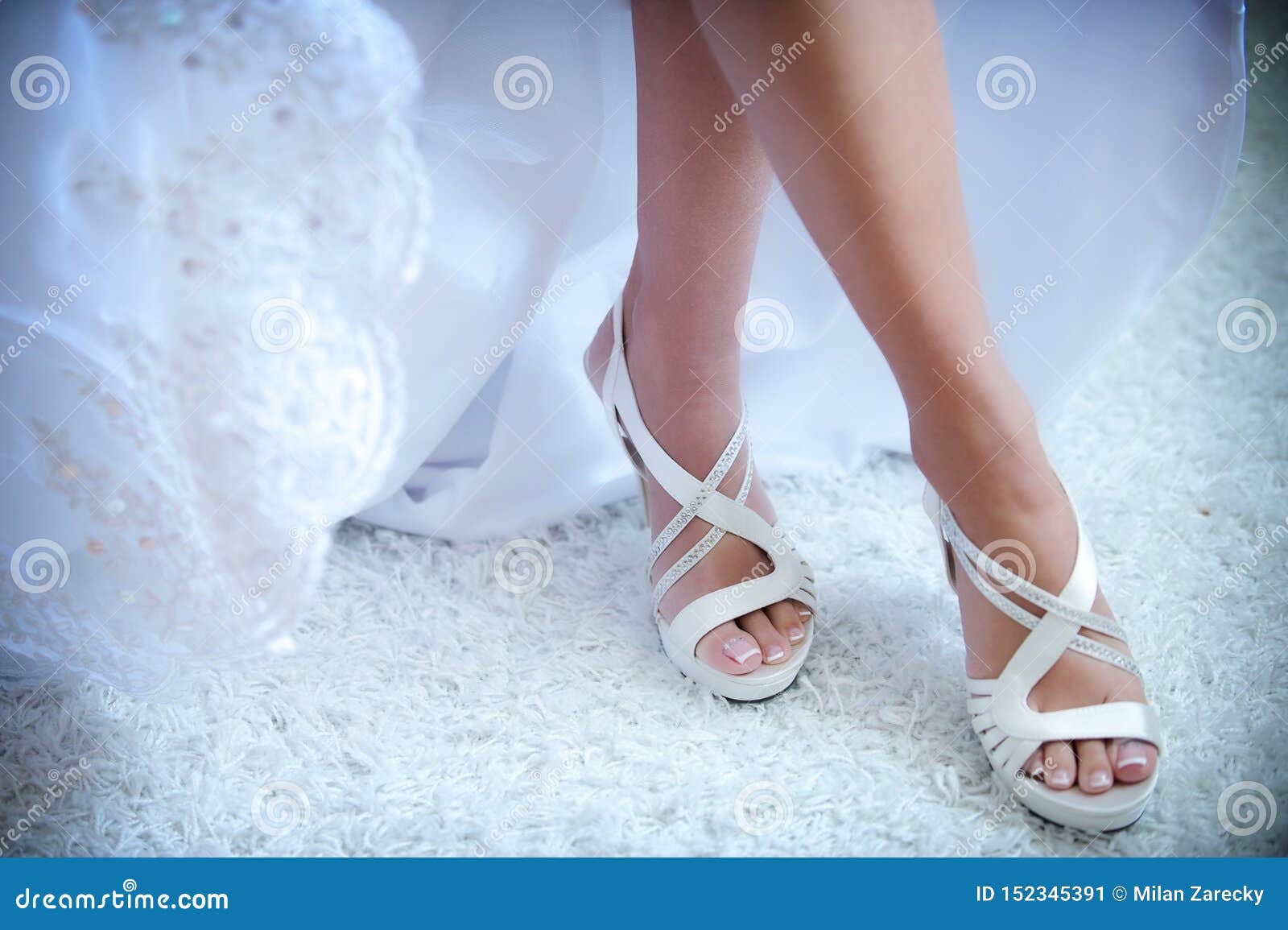 Mooie Huwelijks Witte Schoenen Onder De Rok Stock Afbeelding - Image of ...