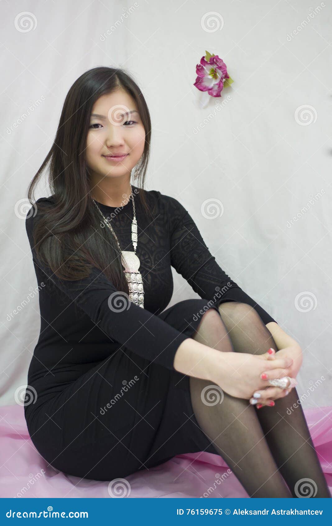 Mooie Japanner De Meisjeszitting Op De Vloer Stock Afbeelding - Image Of Genaturaliseerd, Toebehoren: 76159675