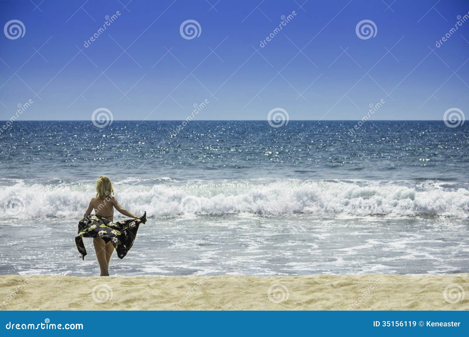 Mooie jonge sexy meisjesvrouw in bikini op het van de de vakantie gezonde lichaam en vrijheid van de strandreis concept. Mooie jonge sexy meisjesvrouw in bikini op het strand voor het gezonde lichaam van de reisvakantie en vrijheidsconcept