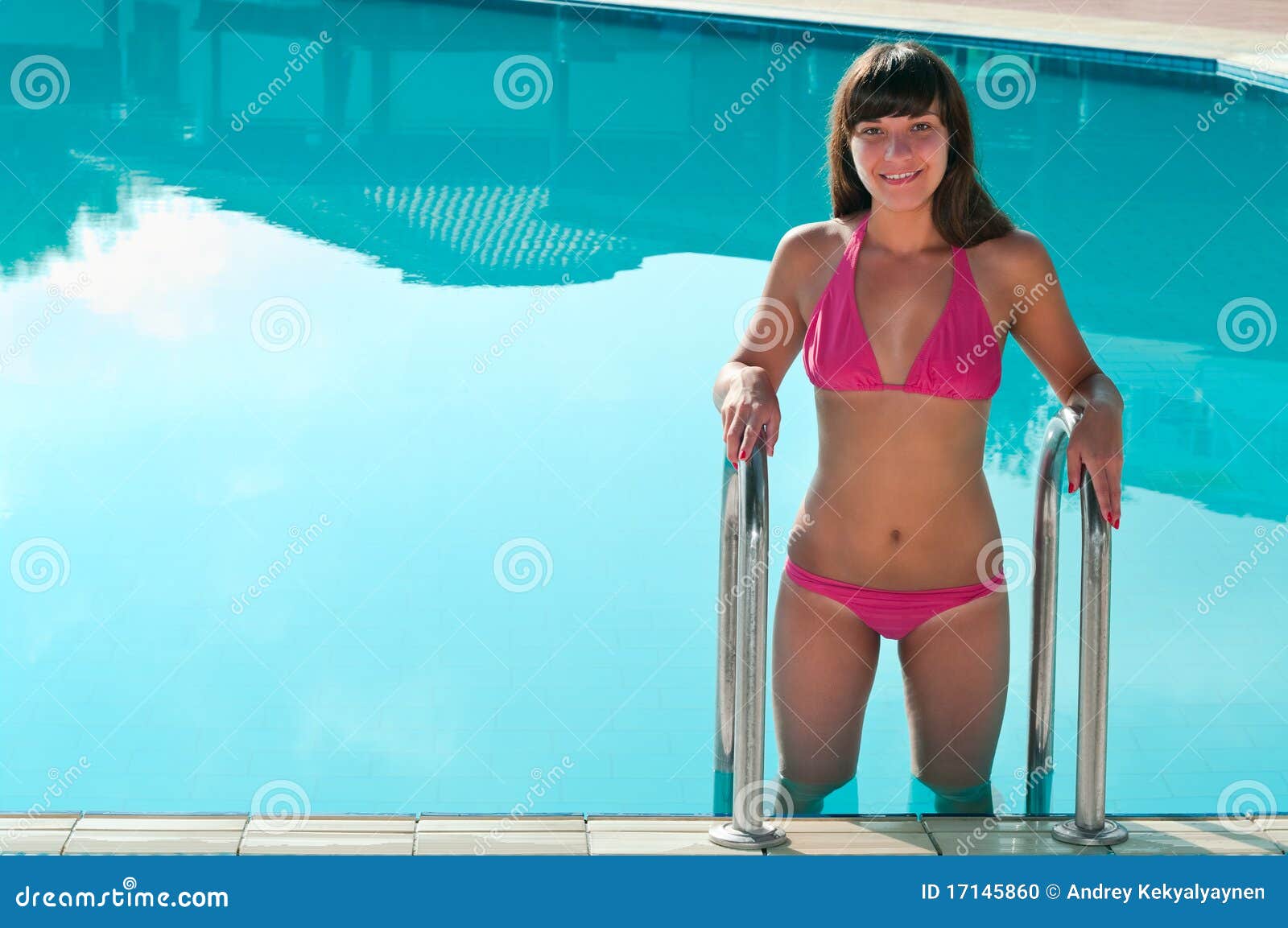 Mooie Jonge Vrouw in Bikini Stock Foto Image of bikini, plezier 17145860
