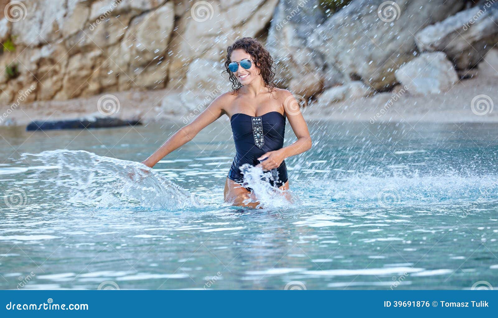 Mooie Jonge Vrouw in Bikini Op Het Strand Stock Foto Image of