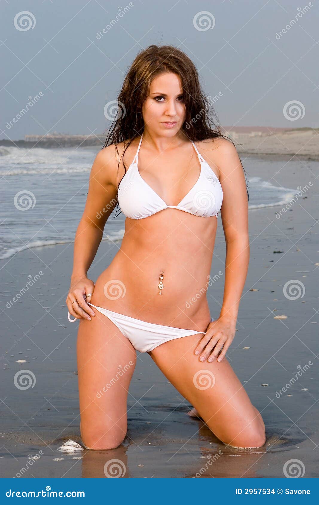 Mooie Jonge Vrouw In Een Bikini Stock Foto Afbeelding bestaande uit