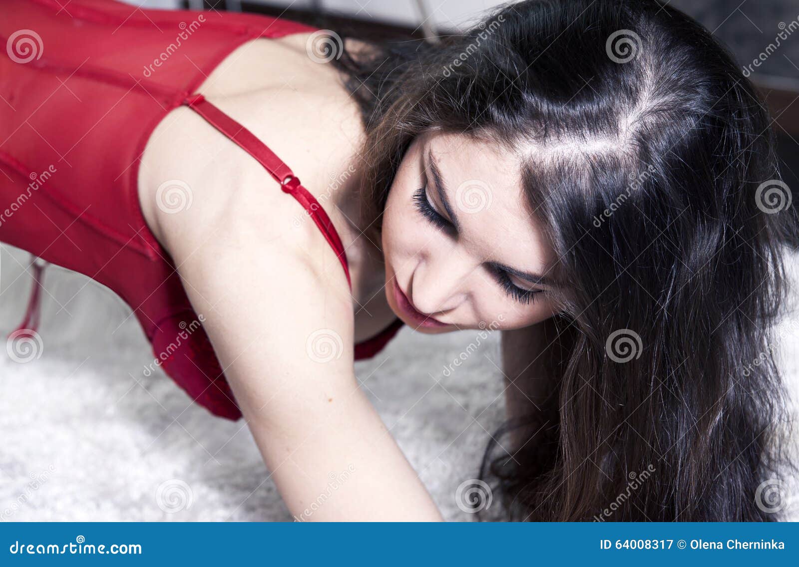 Mooie jonge vrouw in rood ondergoed binnen de slaapkamer stock ...