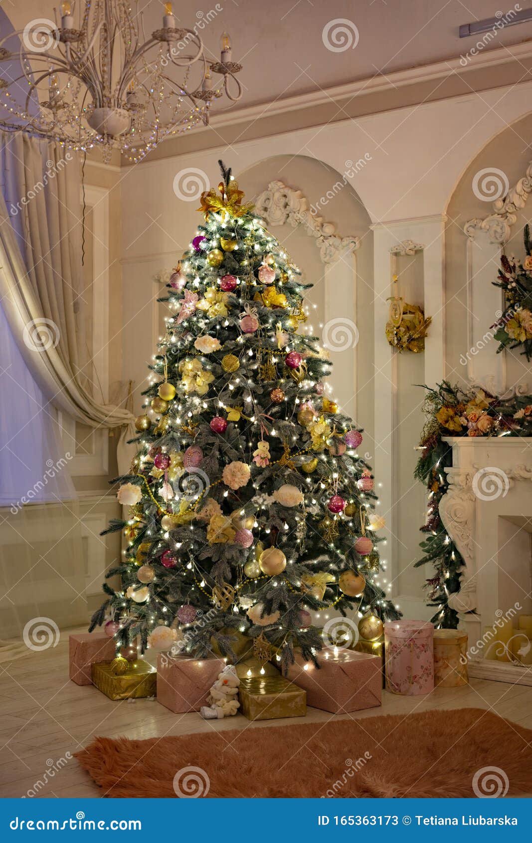 Meerdere waardigheid circulatie Mooie Kamer Met Haard Kerstboom En Land Stock Afbeelding - Image of  verlichting, comfortabel: 165363173