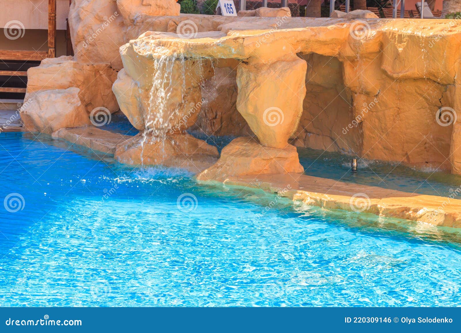 Mooie Waterval in Zwembad Stock Foto - Image of decor, bestemming: 220309146