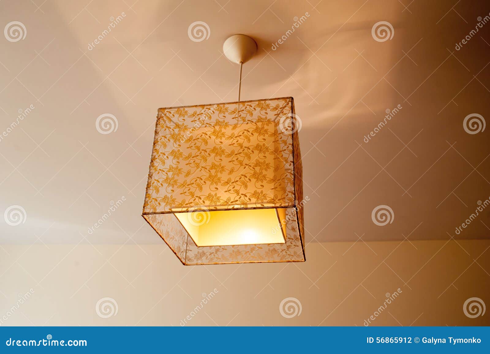 Wonderbaar Mooie Lamp Op Het Plafond In De Slaapkamer Stock Foto - Afbeelding KU-95