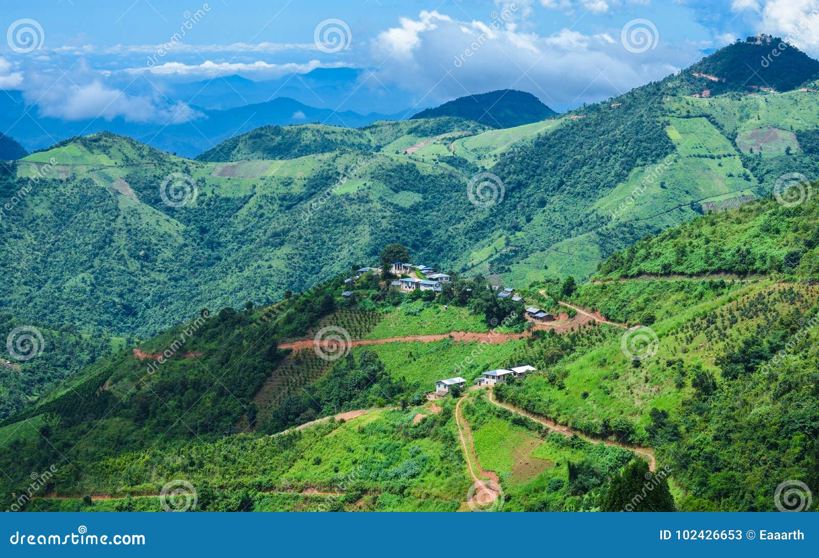 Mooie landschapsmening met groene Bergen van Kalaw, Shan State, Myanmar. Mooie Bergen van buiten Kalaw, Shan State in Myanmar KalawÂ is heuvel aÂ townÂ in theÂ Shan StateÂ ofÂ Birma Het is het gevestigde District van inÂ Kalaw TownshipÂ inÂ Taunggyi De heuvelpost wordt gevestigd bij een verhoging van 1320 meter, 50Â km van het Inle-meer Kalaw is beroemd voor wandeling en trekking