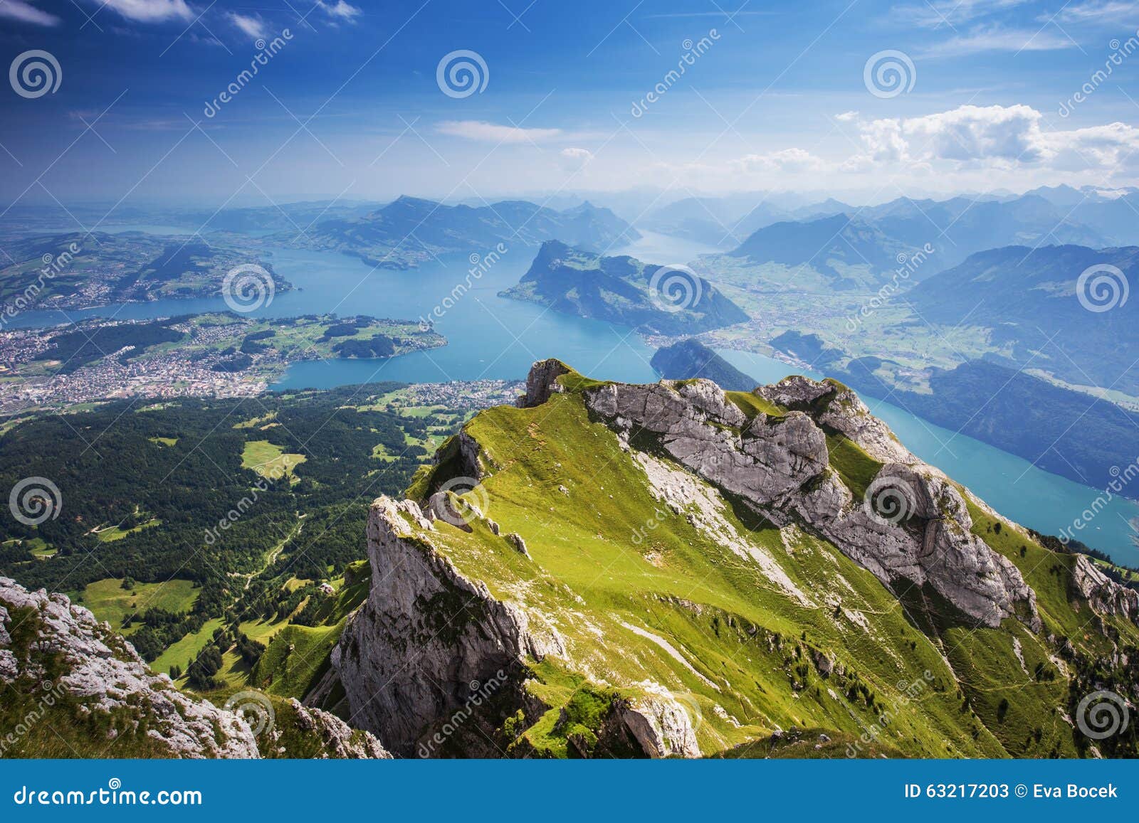 Mooie mening aan Luzerne-meer (Vierwaldstattersee), berg Ri. Mening aan Luzerne-meer (Vierwaldstattersee), berg Rigi en Buergerstock van Pilatus, Zwitserse Alpen, Centraal Zwitserland