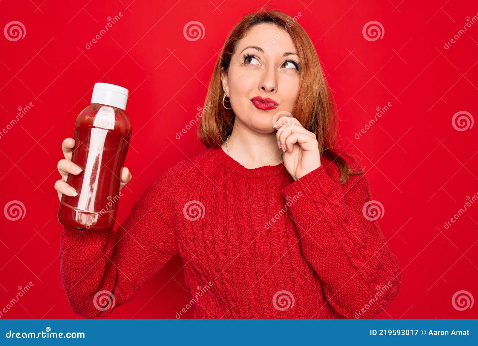 Mooie Roodkopvrouw Die De Fles Ketchup Saus Tegen De Rode Achtergrond  Houdt... Serieus Gezicht Die Heel Erg Aan Vraag Denkt Stock Afbeelding -  Image Of Fles, Achtergrond: 219593017