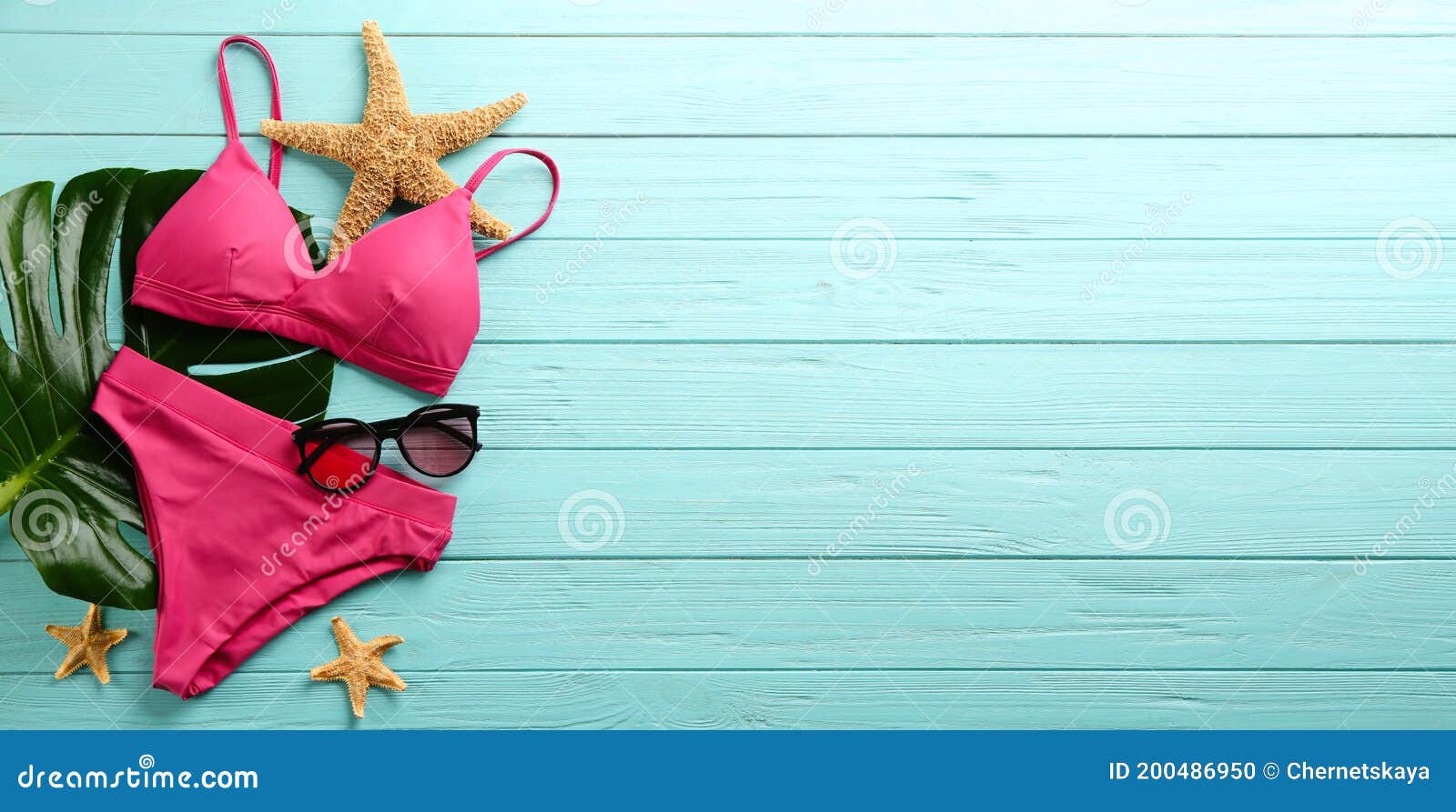 verraden magnetron verkiezen Mooie Roze Bikini- En Strandaccessoires Op Lichtblauwe, Houten Achtergrond,  Vlakke Laag Ruimte Voor Tekst Stock Foto - Image of bikini, strand:  200486950