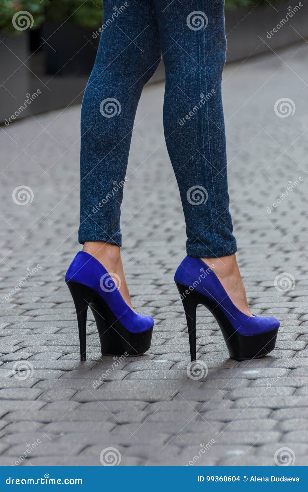 Kruik musical staking Mooie Slanke Vrouwelijke Benen in Strakke Jeans En Blauwe Schoenen Op a  Stock Foto - Image of benen, platform: 99360604