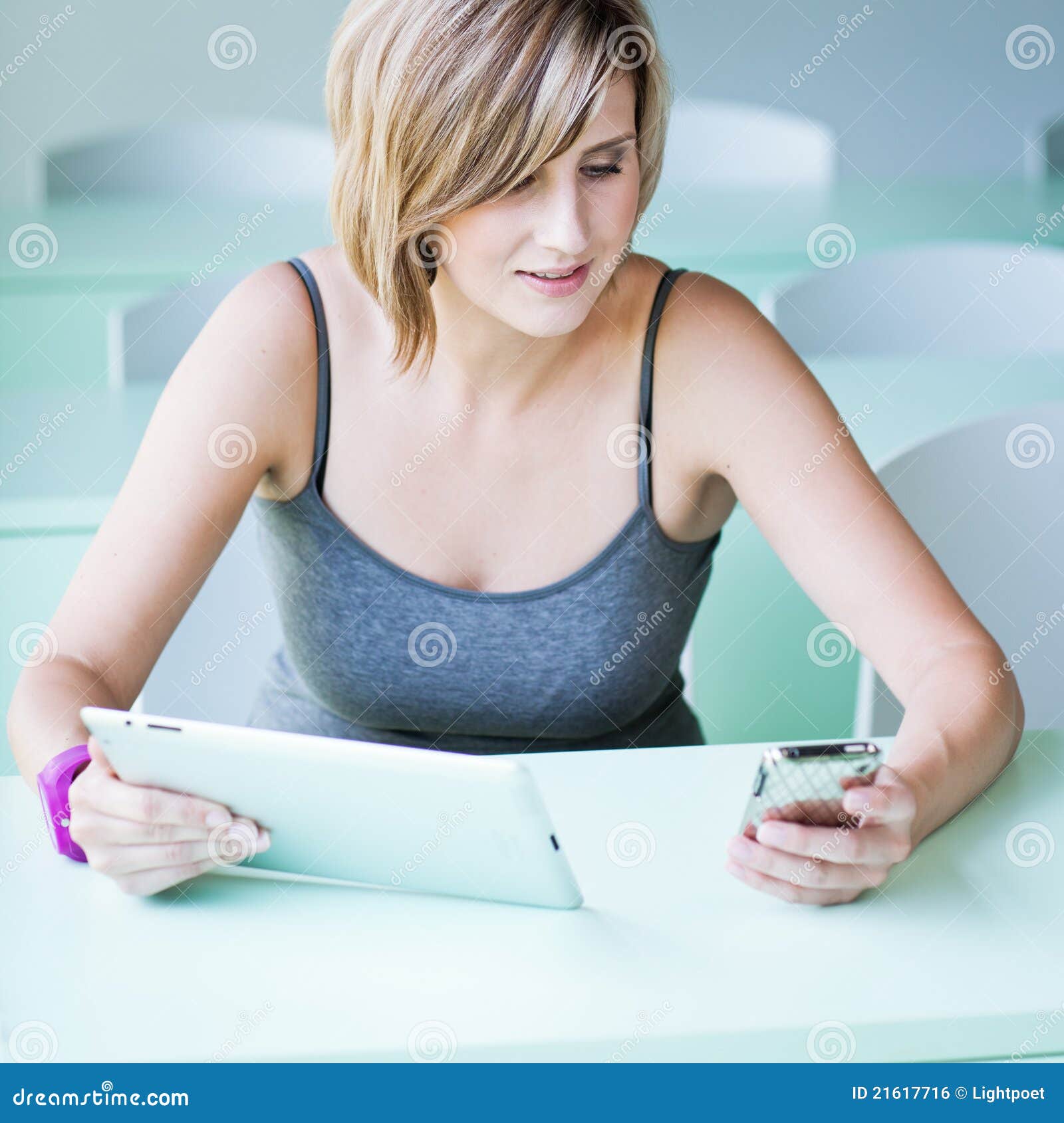 Mooie student/onderneemster die aan haar tabletcomputer werken (ondiepe DOF; kleur gestemd beeld)