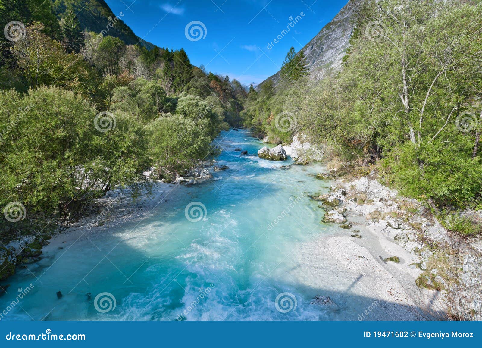 Mooie turkooise bergrivier Soca. Mooie turkooise bergrivier. Van Soca (Isonzo) de rivier, Julian Alpen, Slovenië. Populaire toeristische bestemming.