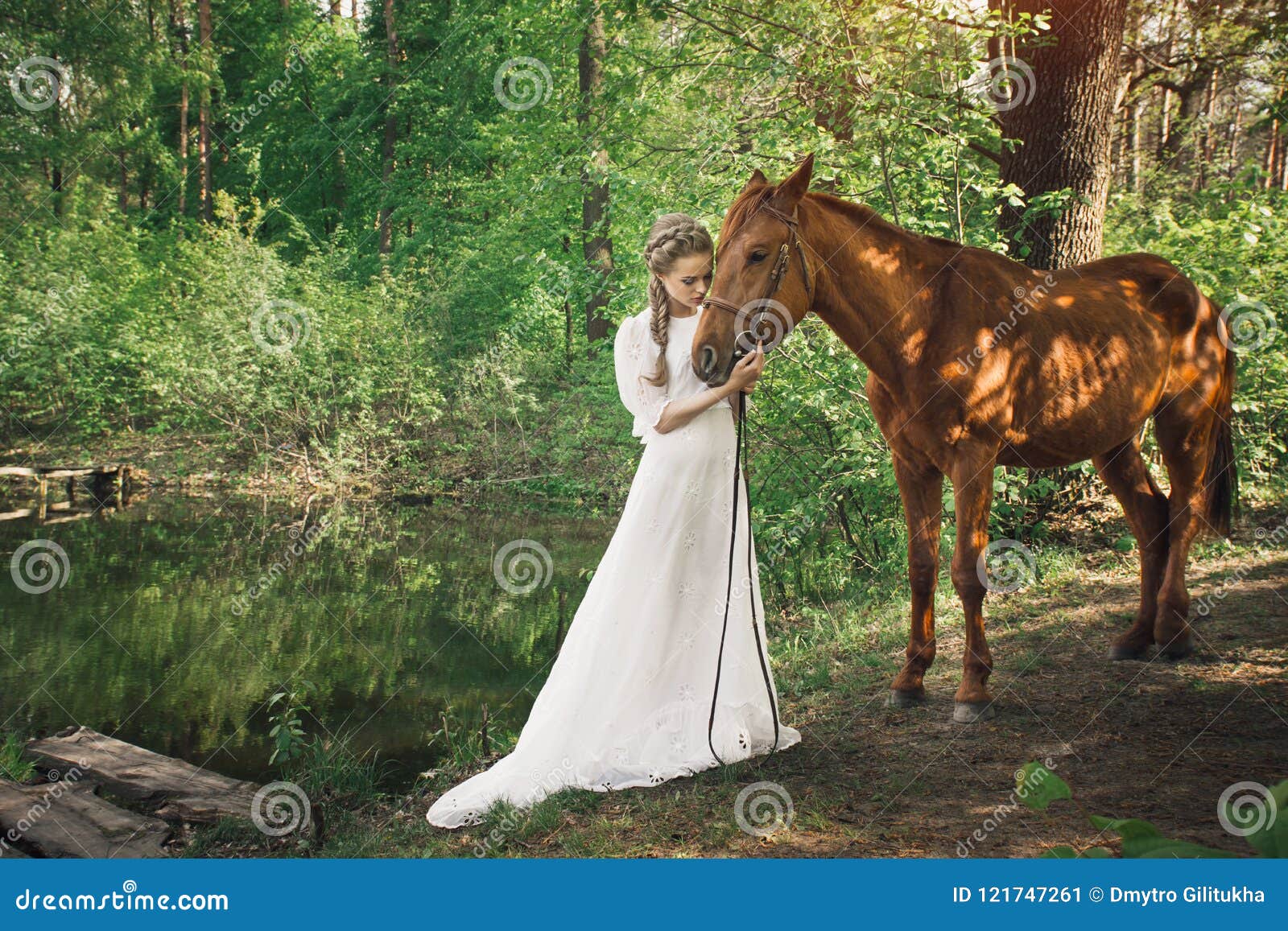 Mooie vriendschap tussen vrouw en paard. Vrouw die zich met paard dichtbij bos en wat betreft aan gezicht bevinden