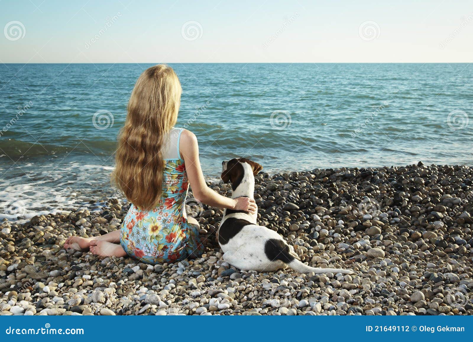 Mooie vrouw met een hond op het strand. De zomer van de schoonheid