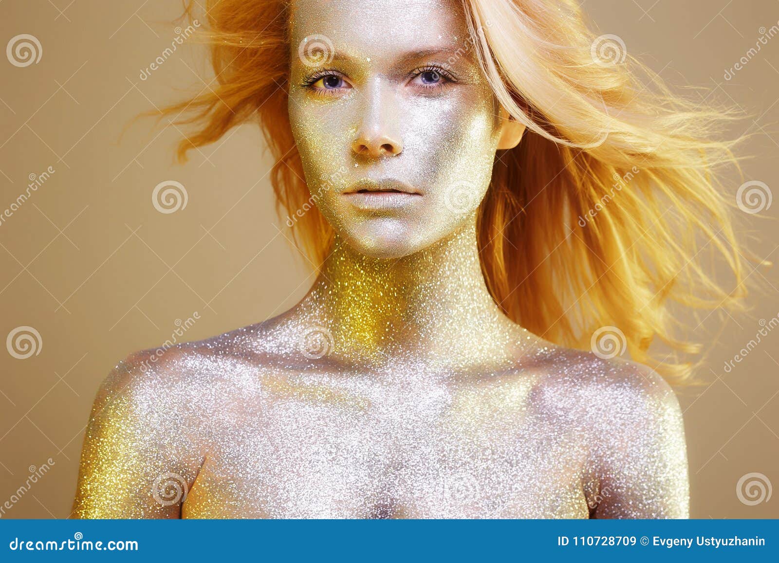 Mooie Vrouw met Fonkelingen op haar Gezicht en lichaam Het Meisje van het schoonheidsblonde met Art Make-Up in Kleurenlicht vliegend haarmodel met Kleurrijke Make-up