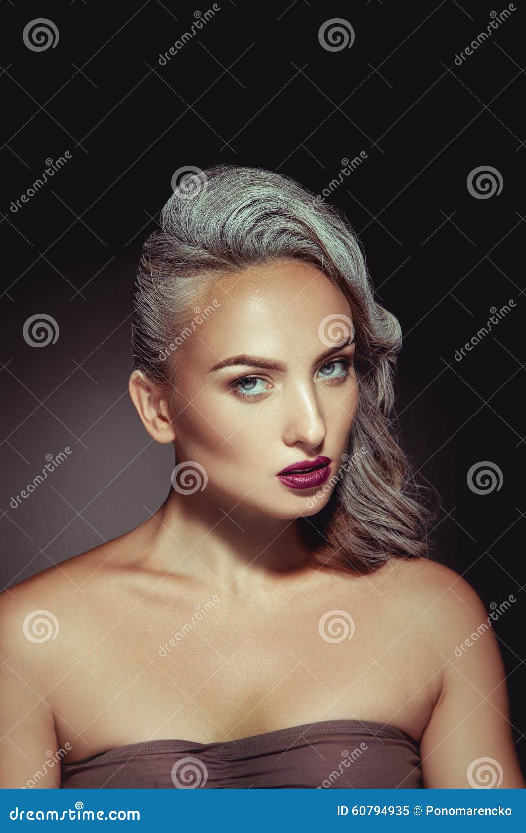 Mooie vrouw met grijze haarkleur en aardige mooie make up stock ... Slaapkamer donker meubilair