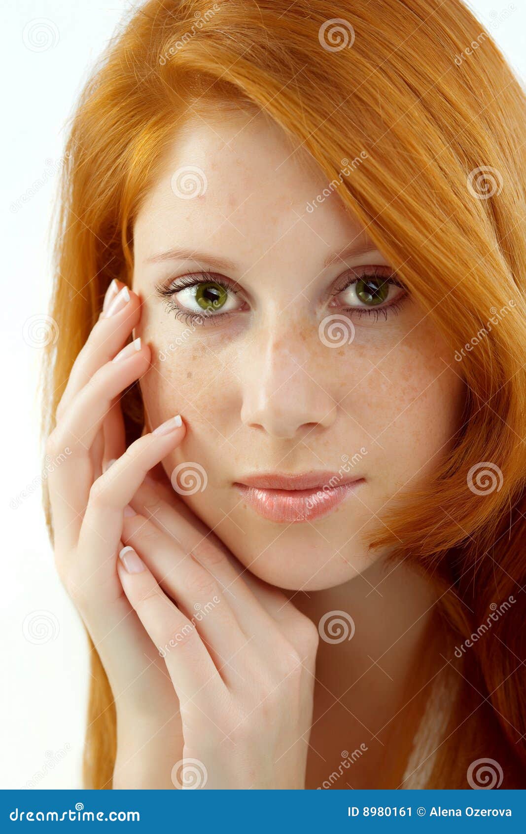 Foto van mooie vrouw met rood haar en freckled huid op haar gezicht