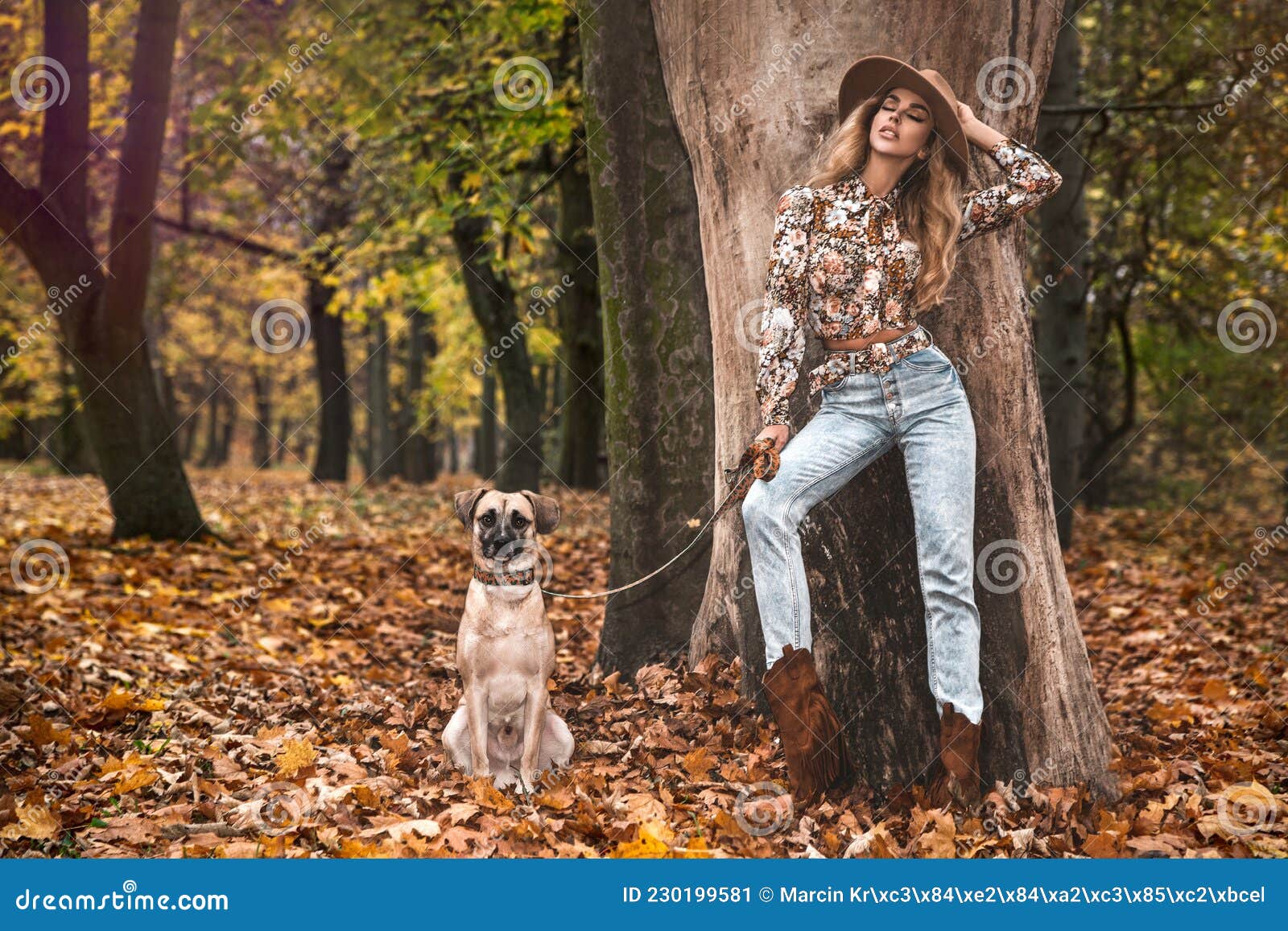 gerucht Gewend hybride Mooie Vrouw Met Schattige Hond in Herfstomgeving. Herfst Laat Modemodel  Vallen Tegen Achtergrond Van Herfst. Herfstmode Stock Afbeelding - Image of  oktober, achtergrond: 230199581