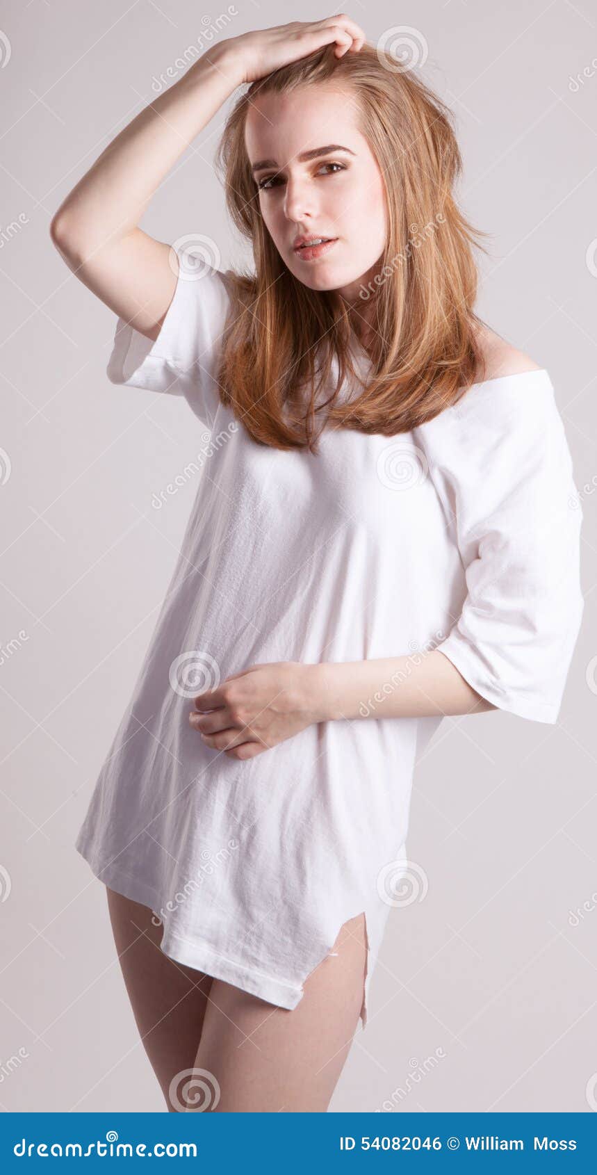 Mooie Vrouw in Overmaatse T-shirt Stock Foto - Image of schitterend ...