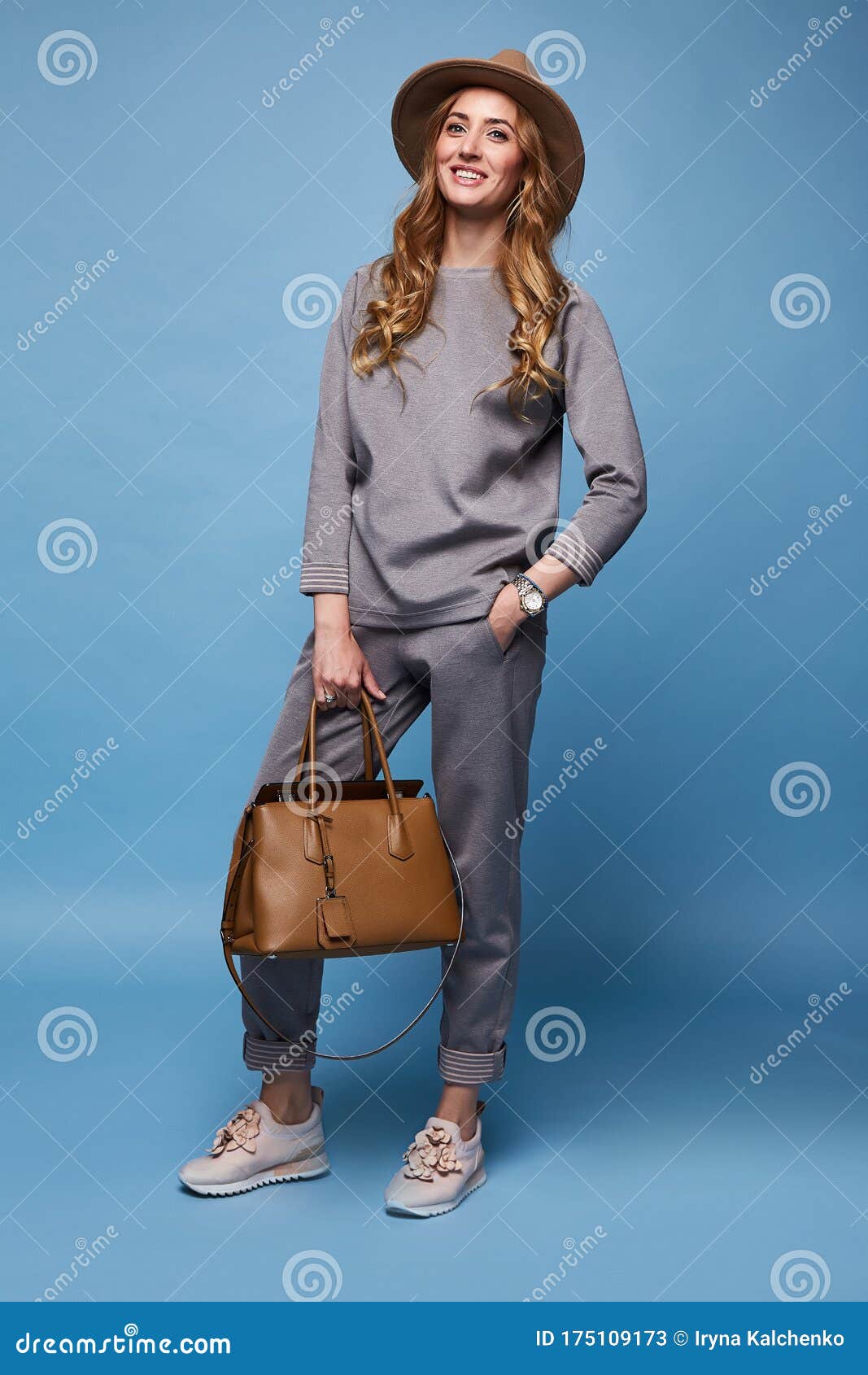 verkrachting Blozend Hangen Mooie Vrouw Sexy Glamour Mode Draagt Kleding Voor Casual Suit Shirt En  Broek Trendy Accessoire Bag Stock Afbeelding - Image of aantrekkelijk,  inzameling: 175109173