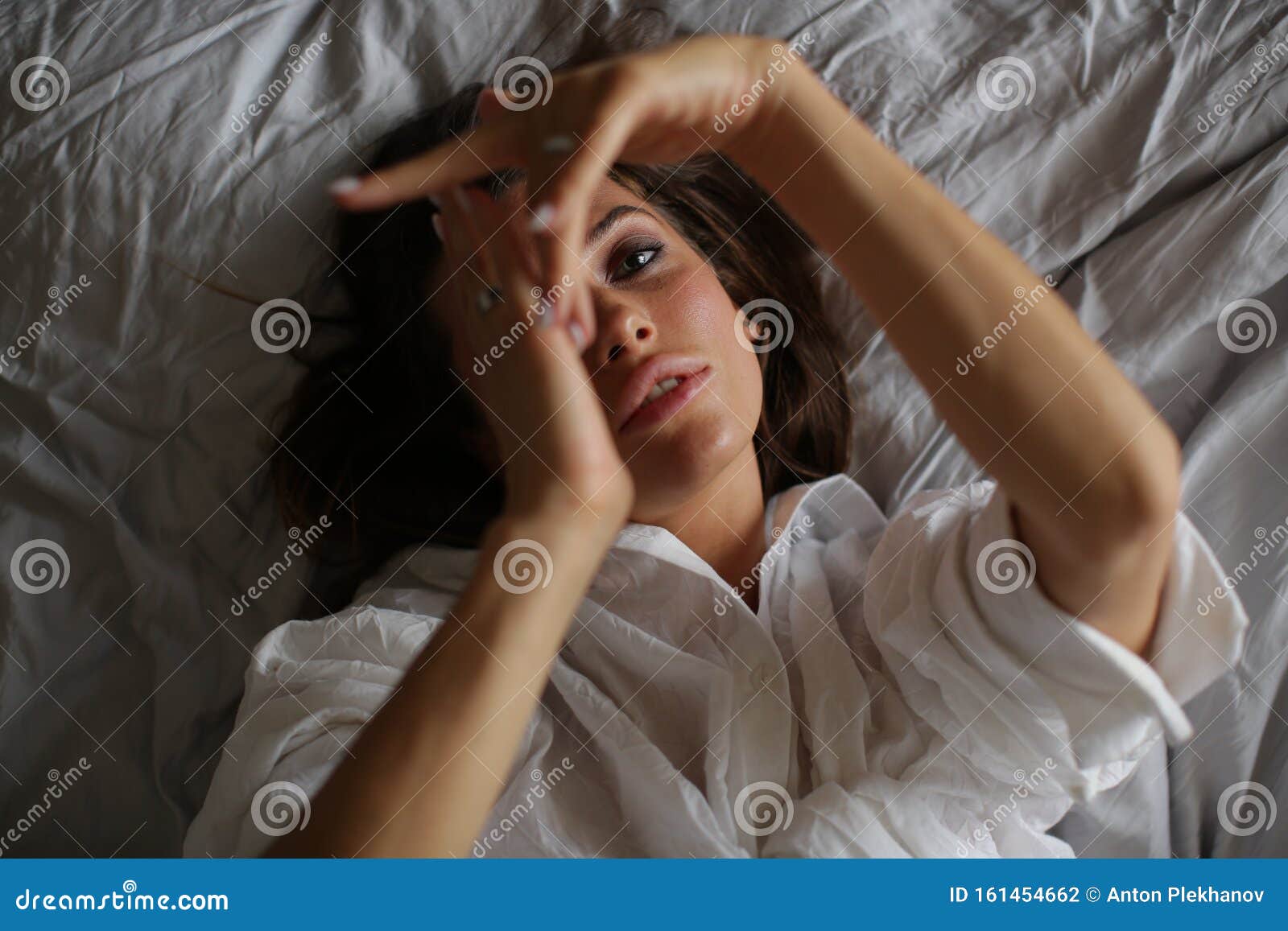 Mooie Vrouw Speelt Met Haar Handen In Bed Stock Foto Image Of Gezicht Meisje 161454662 