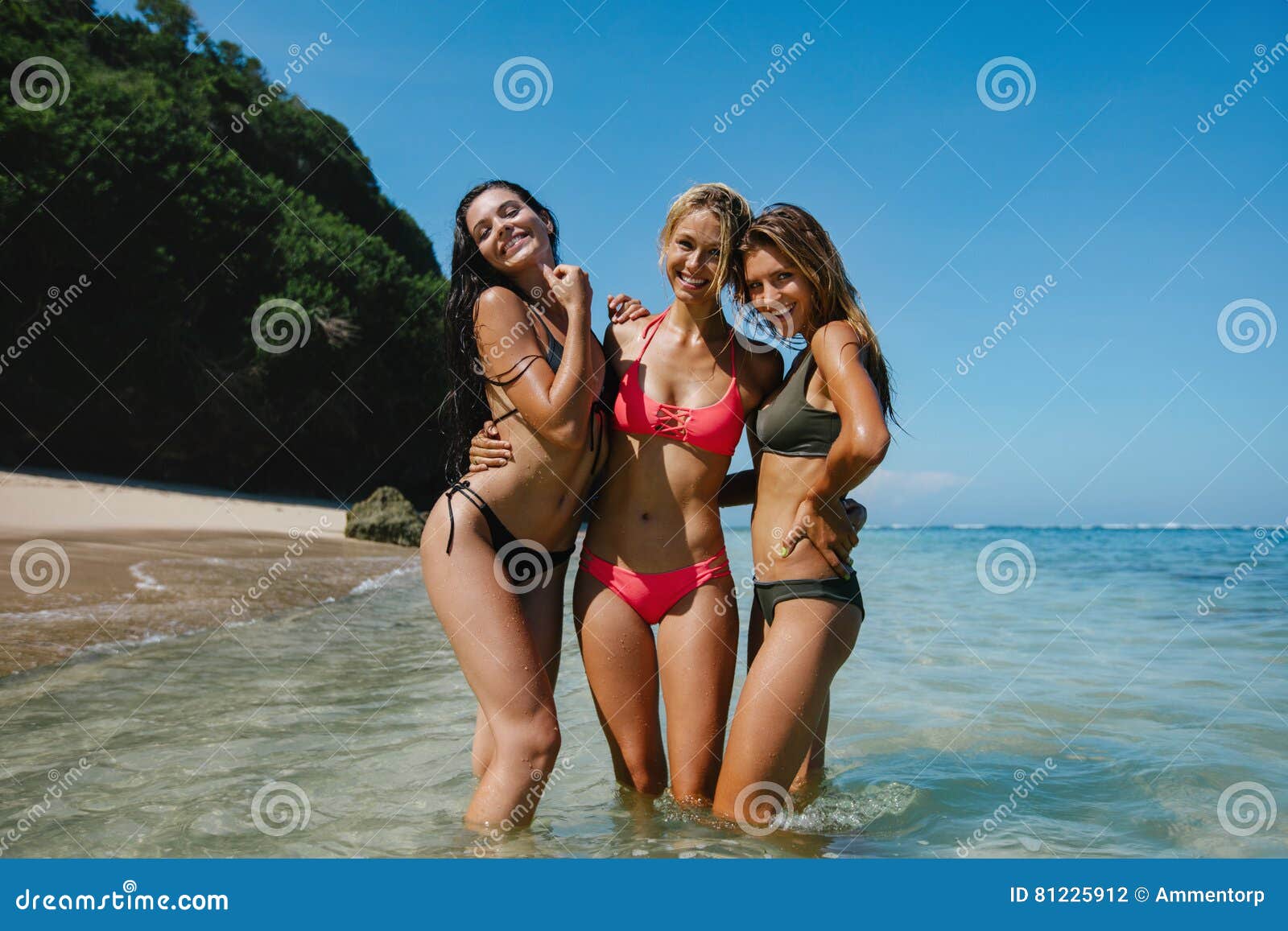 Mooie Vrouwen in Bikini Het Stellen Op Het Strand Stock Foto - Image of horizontaal, mensen: