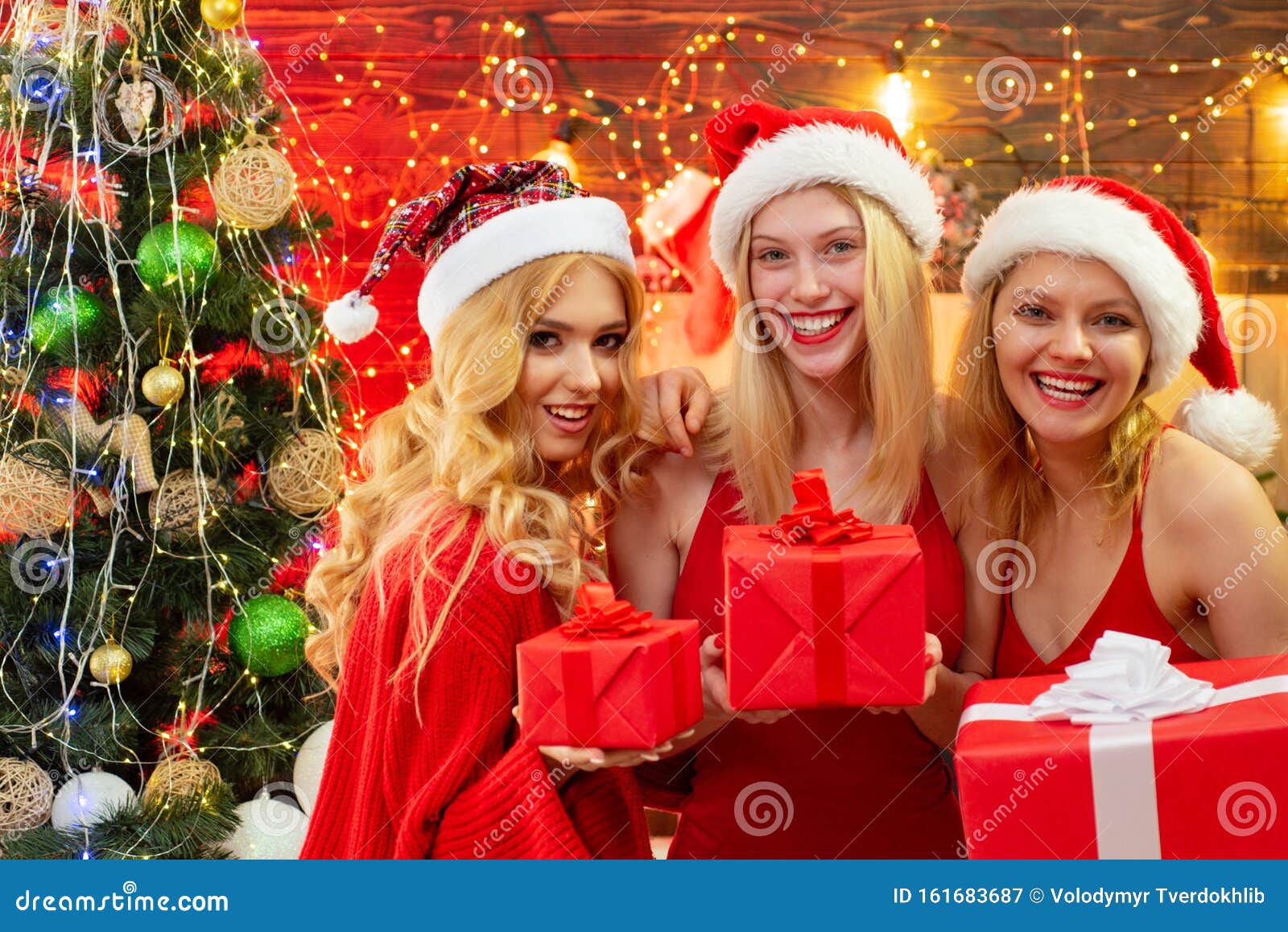 Indrukwekkend Site lijn Het begin Mooie Vrouwen in Kerstkleding Op Kerstboomachtergrond Nieuw Jaar En  Kerstmis Kerstmis Makeup En Stock Afbeelding - Image of gebeurtenis, blij:  161683687