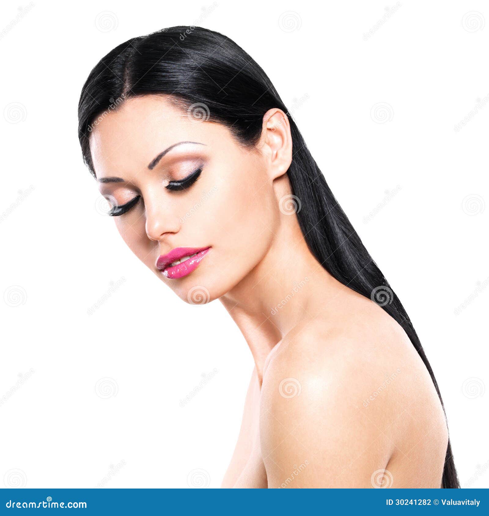 Mooie vrouwenzorgen van het huidgezicht dat op witte achtergrond wordt geïsoleerd. Het portret van de schoonheid van de mooie vrouw met gesloten ogen