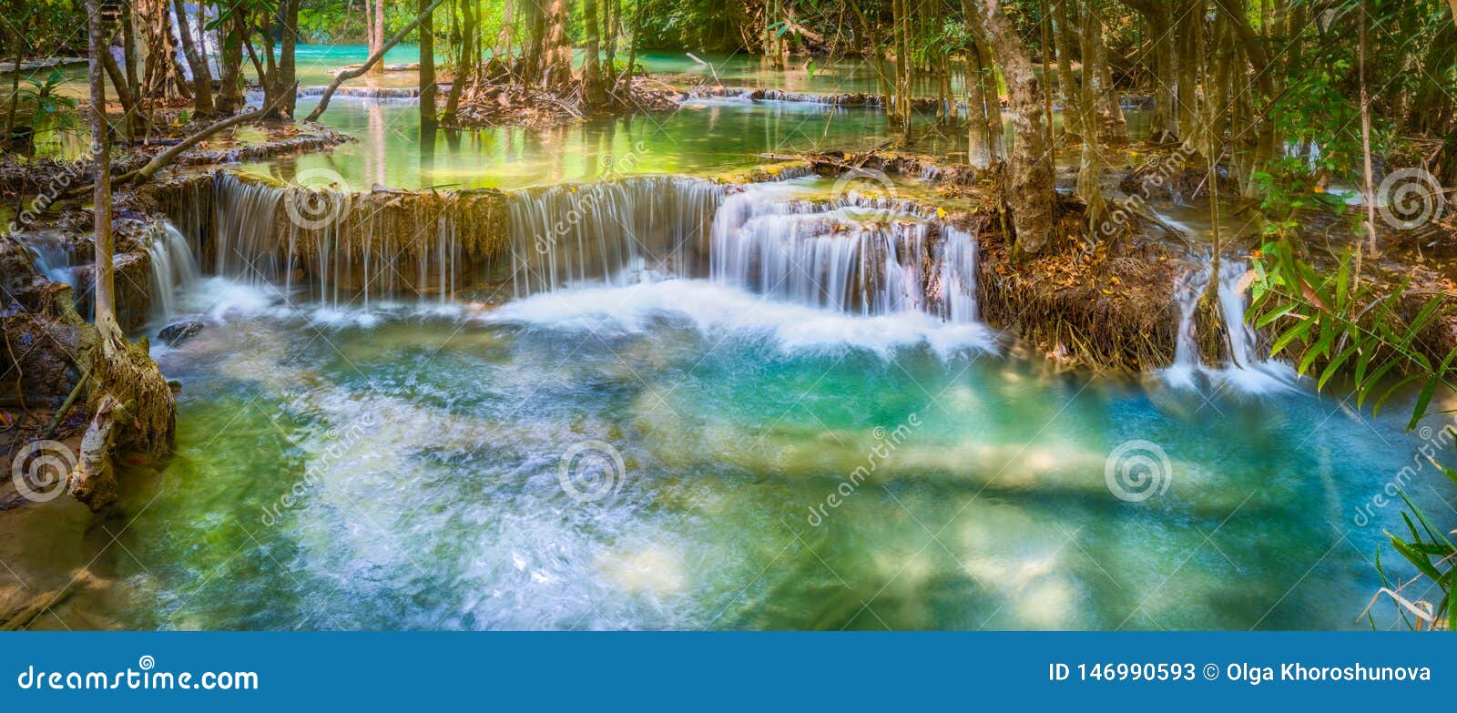 Mooie waterval Huai Mae Khamin, Thailand Panorama. Mooie waterval Huai Mae Khamin bij Kanchanaburi-Provincie in West-Thailand Panorama