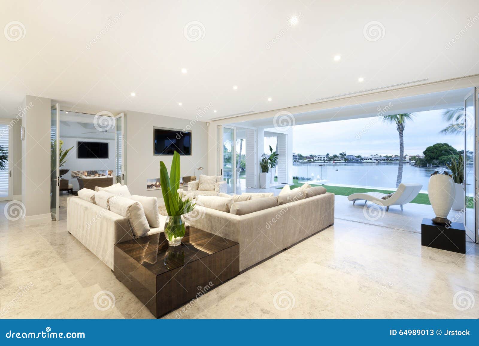 Mooie woonkamer open aan een werf stock foto afbeelding: 64989013