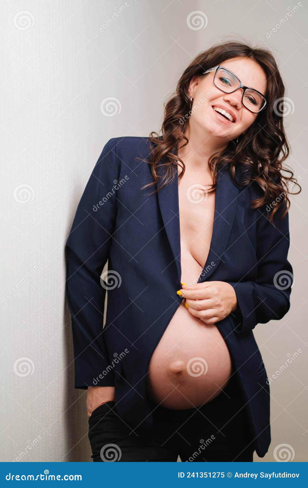 Mooie Zwangere Vrouw in Een Glazen En Zwarte Jas Met Blote Borsten En Buik Stock Afbeelding