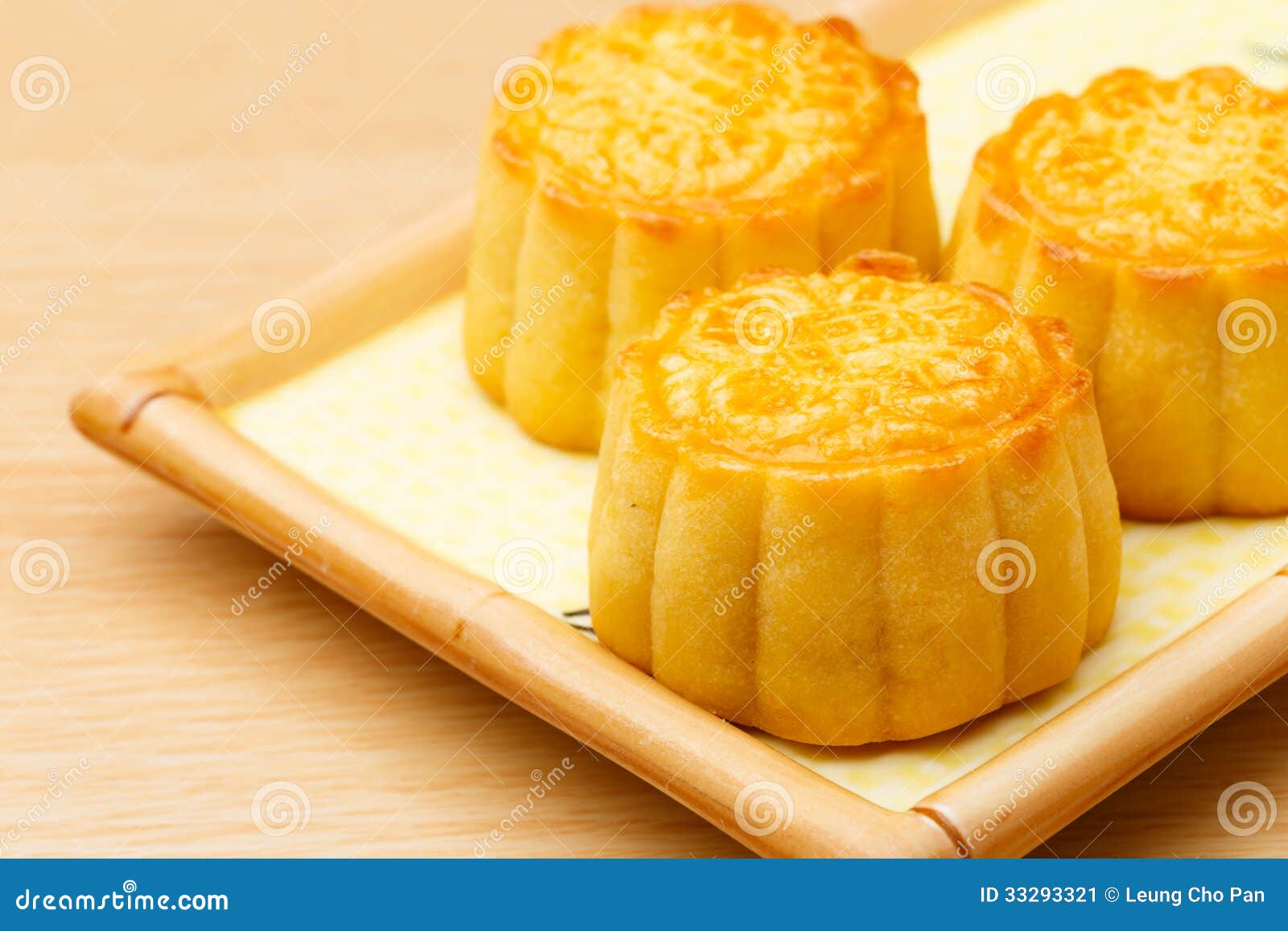 Mooncake Traditionnel Chinois De Plat Image Stock Image Du Lune Gateau